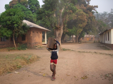 Centrafique, Sibut, 2010: un élève transporte une table de classe